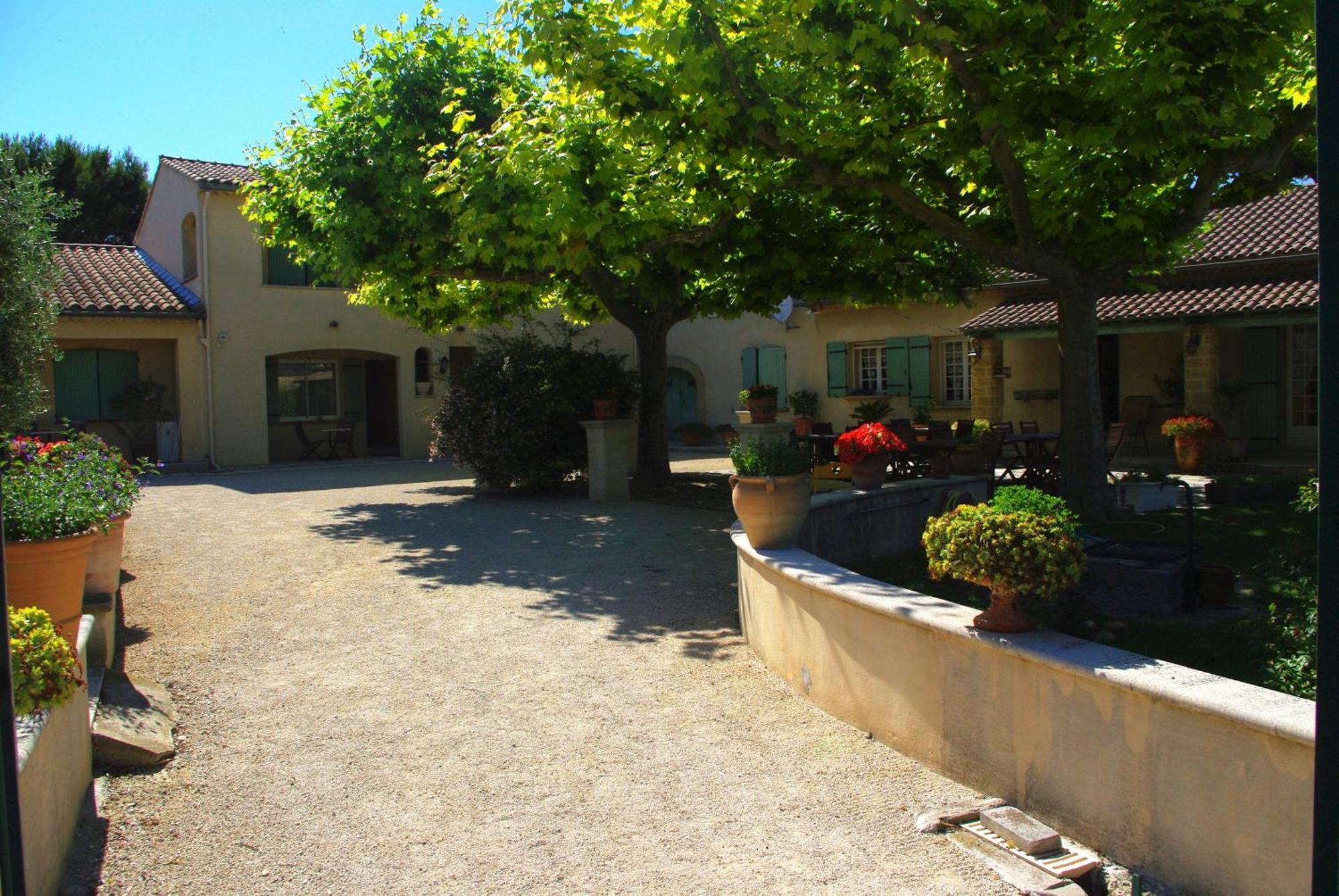 Le Mas De L'Amandier Saint-Saturnin-lès-Avignon Екстериор снимка